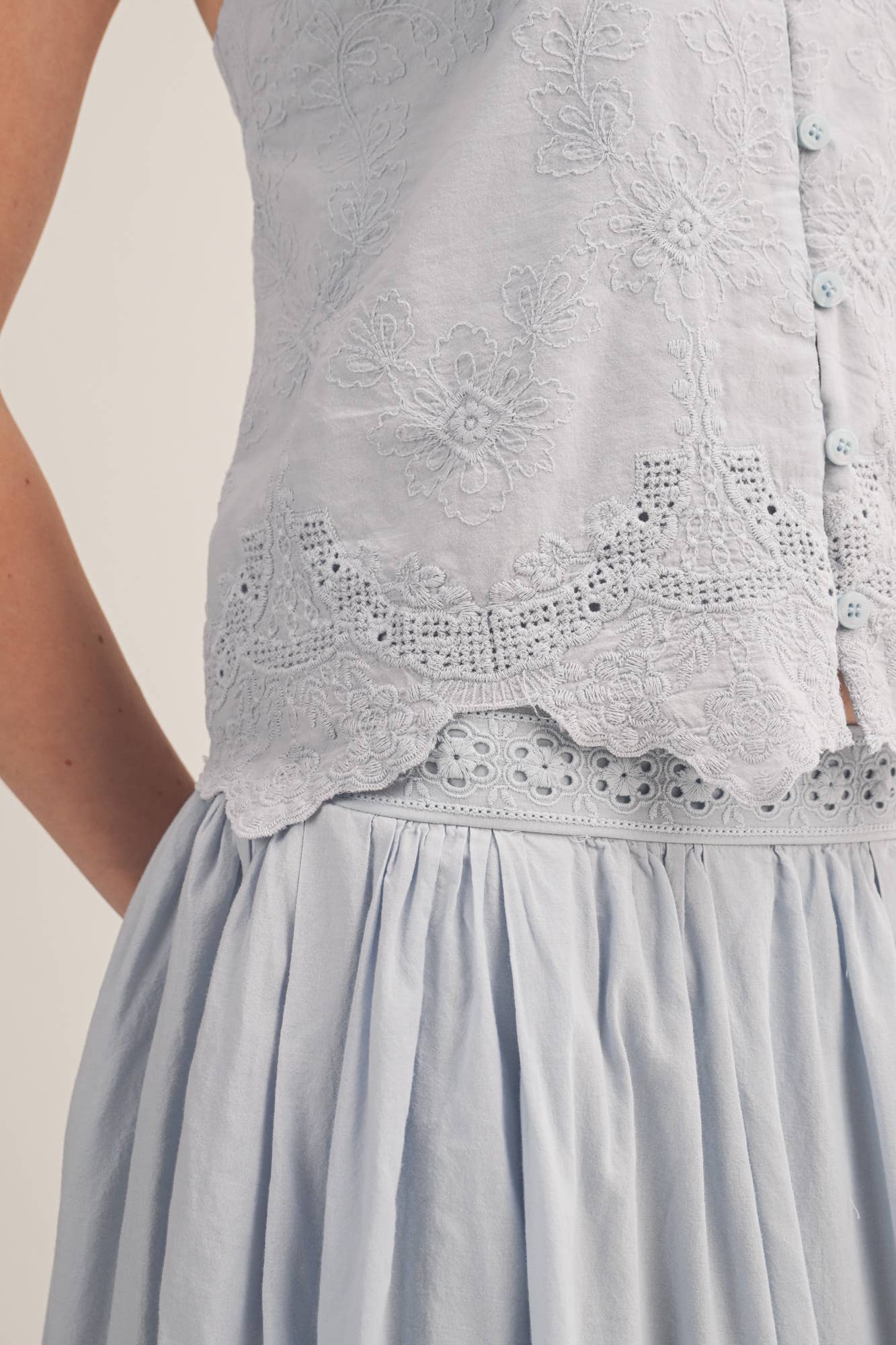 EMBROIDERED SCALLOP HEM CAMI TOP