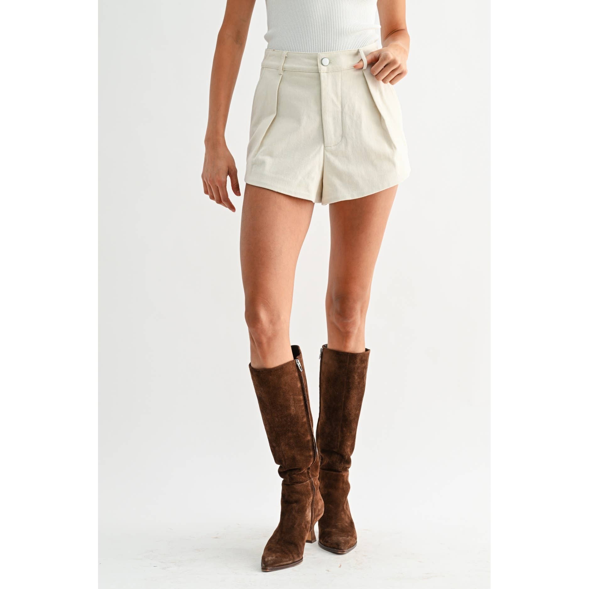 HIGH-WAISTED PLEATED IVORY TAILORED COTTON SHORTS