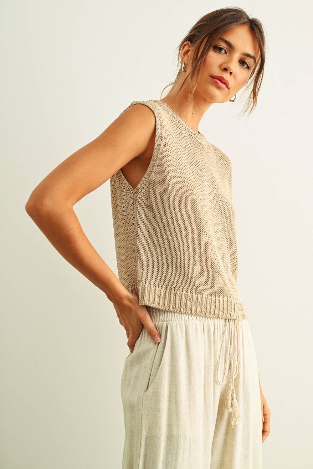 T6342 SLEEVELESS KNITTED TOP - STONE