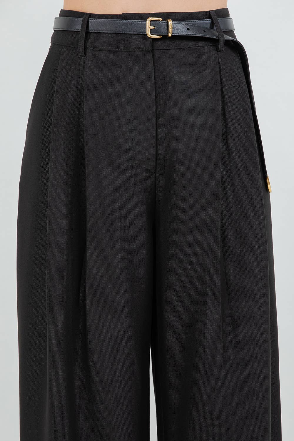 SOFT WOVEN PLEATED TROUSERS W TAPERED LEG OPENING - BLACK