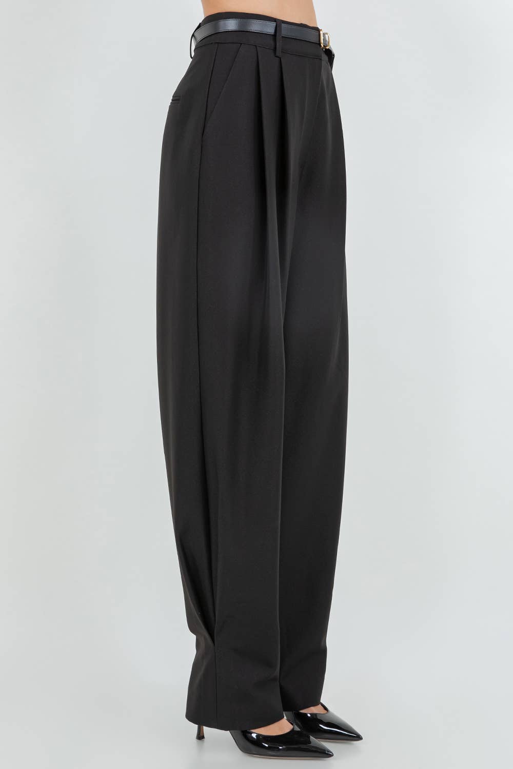 SOFT WOVEN PLEATED TROUSERS W TAPERED LEG OPENING - BLACK