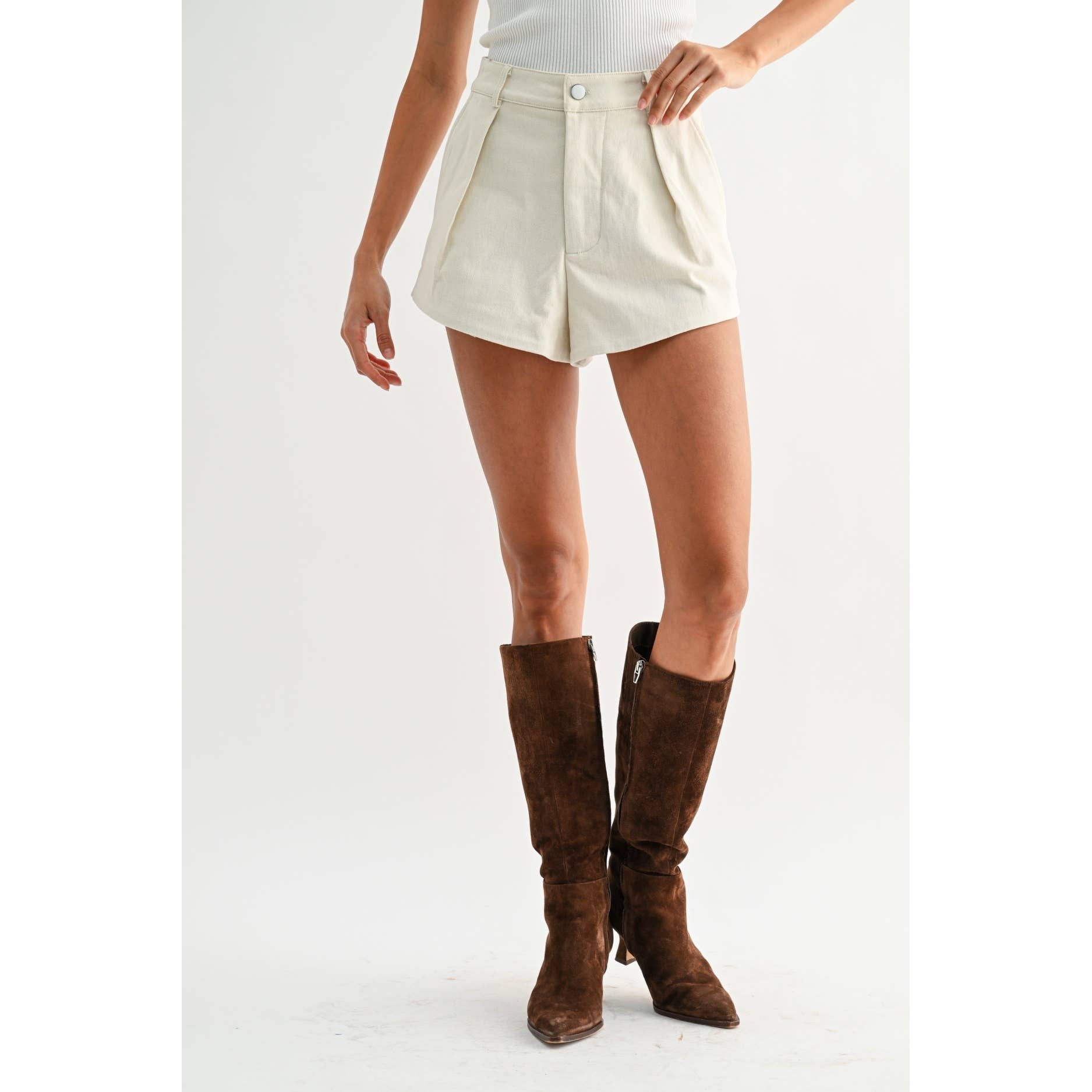 HIGH-WAISTED PLEATED IVORY TAILORED COTTON SHORTS