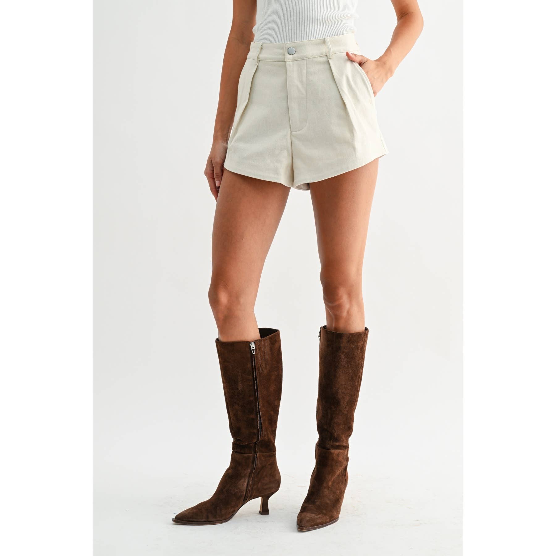 HIGH-WAISTED PLEATED IVORY TAILORED COTTON SHORTS