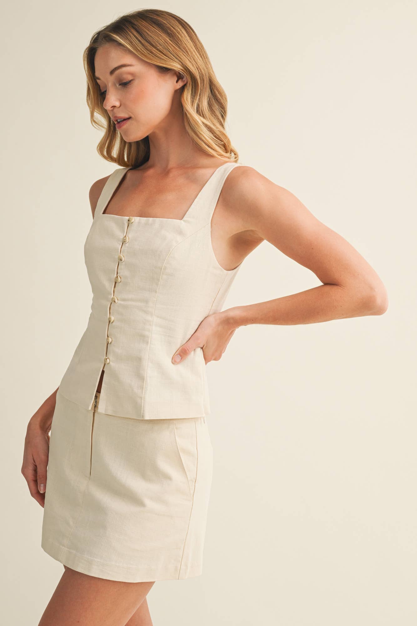 TAILORED SQUARE NECK BUTTON THROUGH TOP