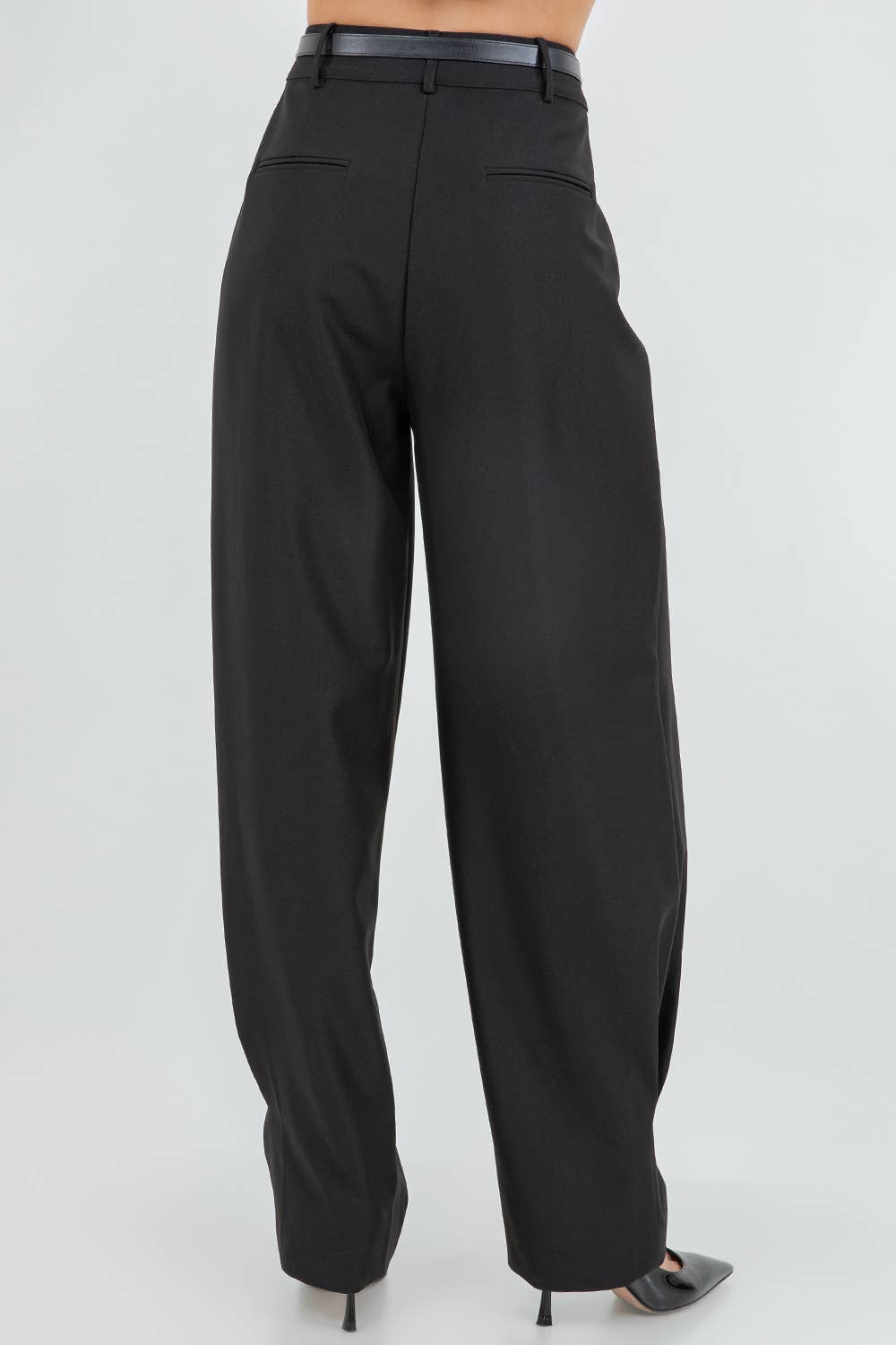 SOFT WOVEN PLEATED TROUSERS W TAPERED LEG OPENING - BLACK