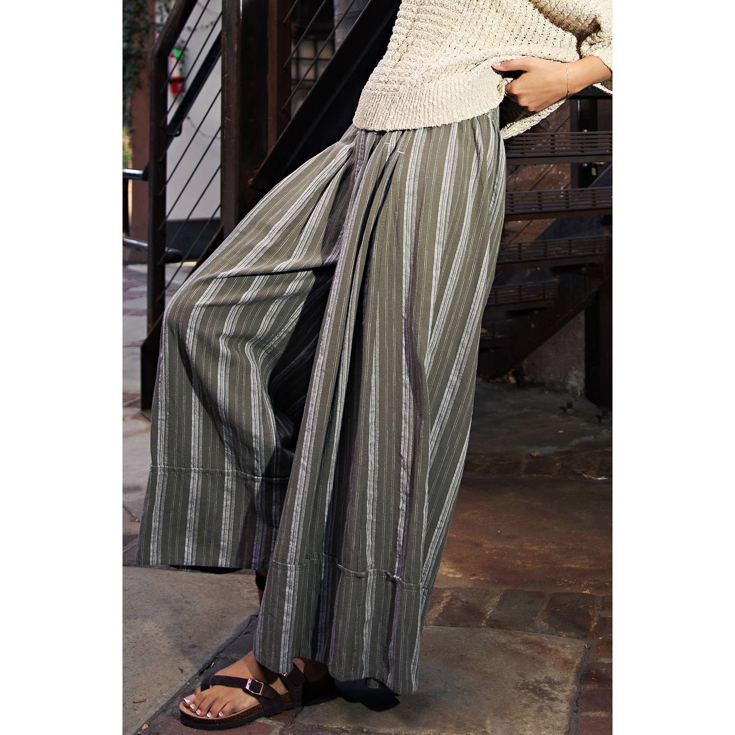 STRIPE WIDE LEG CROP PANTS