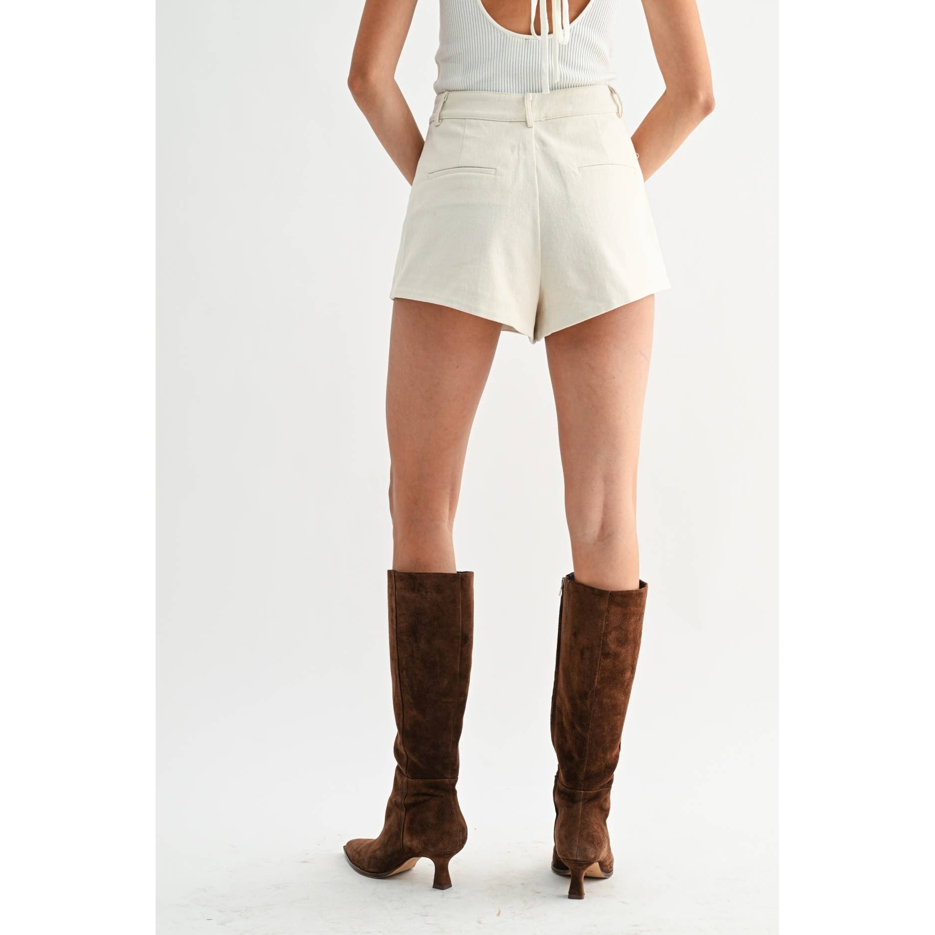 HIGH-WAISTED PLEATED IVORY TAILORED COTTON SHORTS