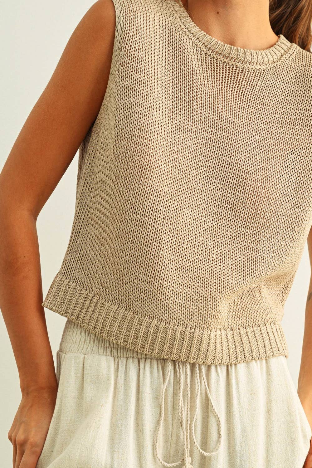 T6342  SLEEVELESS KNITTED TOP - STONE