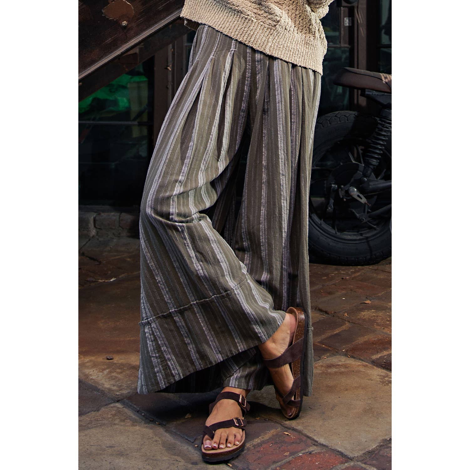 STRIPE WIDE LEG CROP PANTS